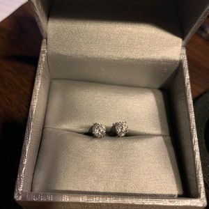 1cttw studded earrings